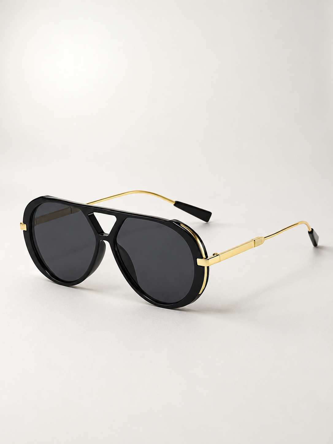 Lentes de sol aviador Panther negro con dorado vista tres cuartos