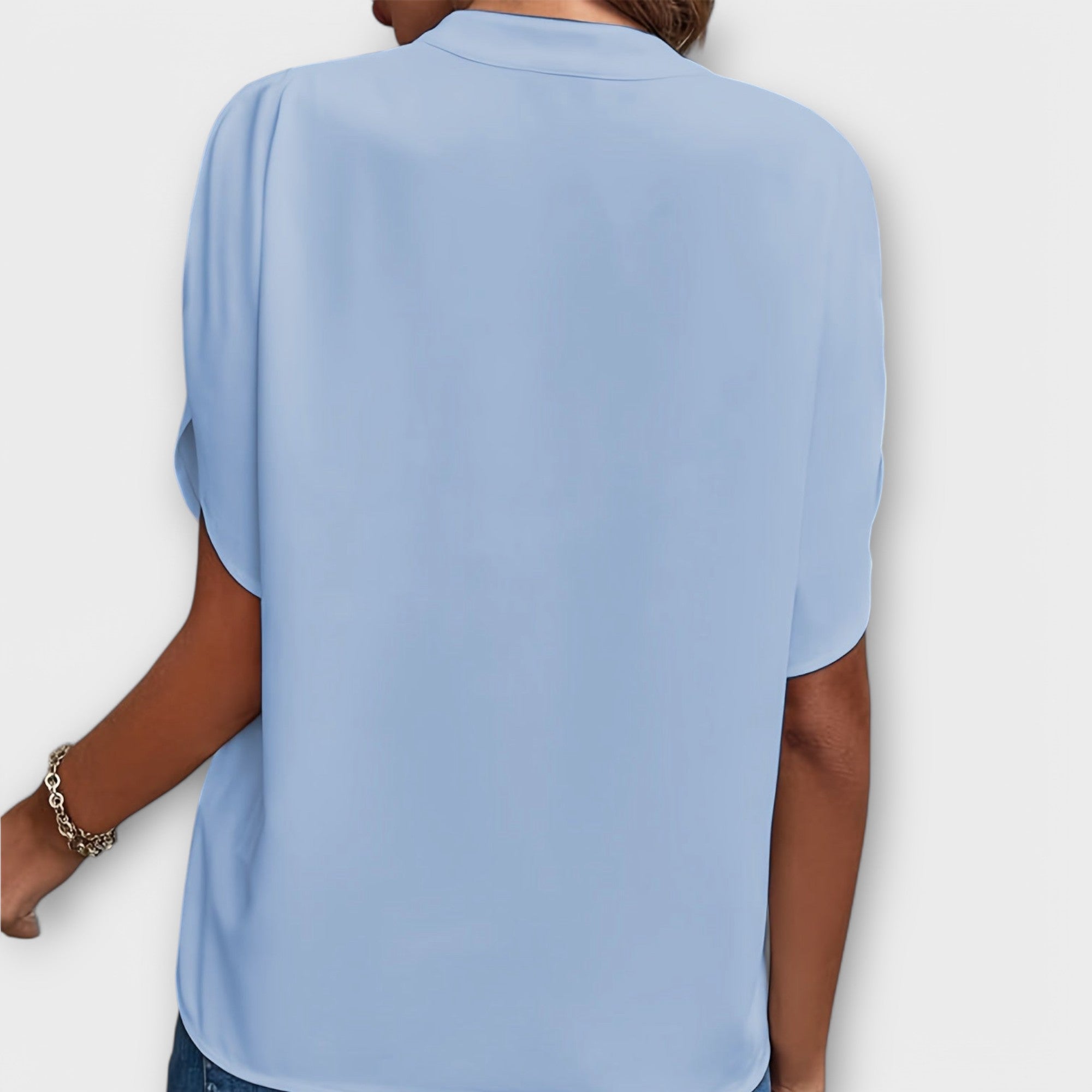 Camila - Blusa Minimalista de Cuello V Fluido Premium