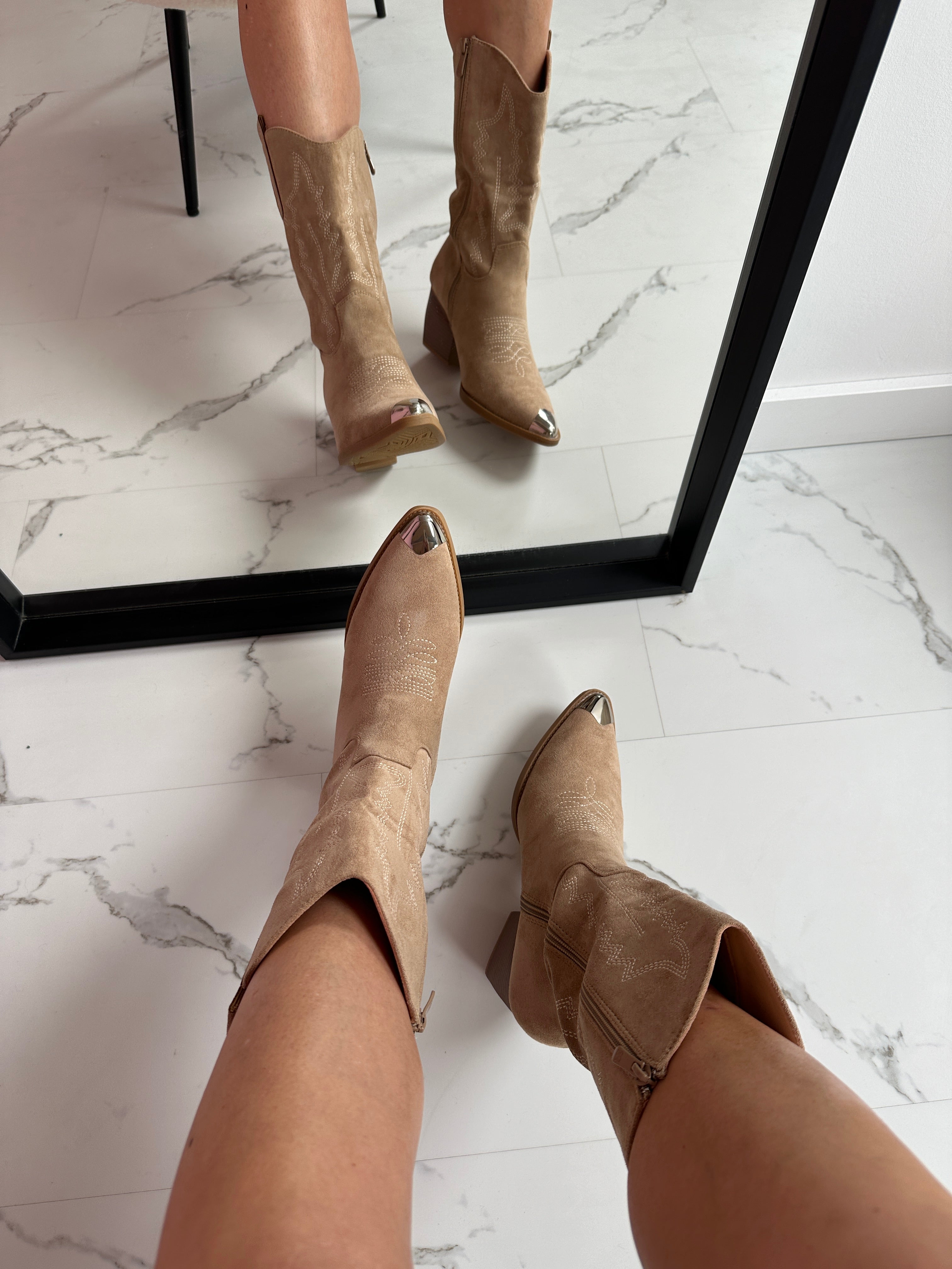 Valeria - Botines Western de Ante con Tacón Medio Premium