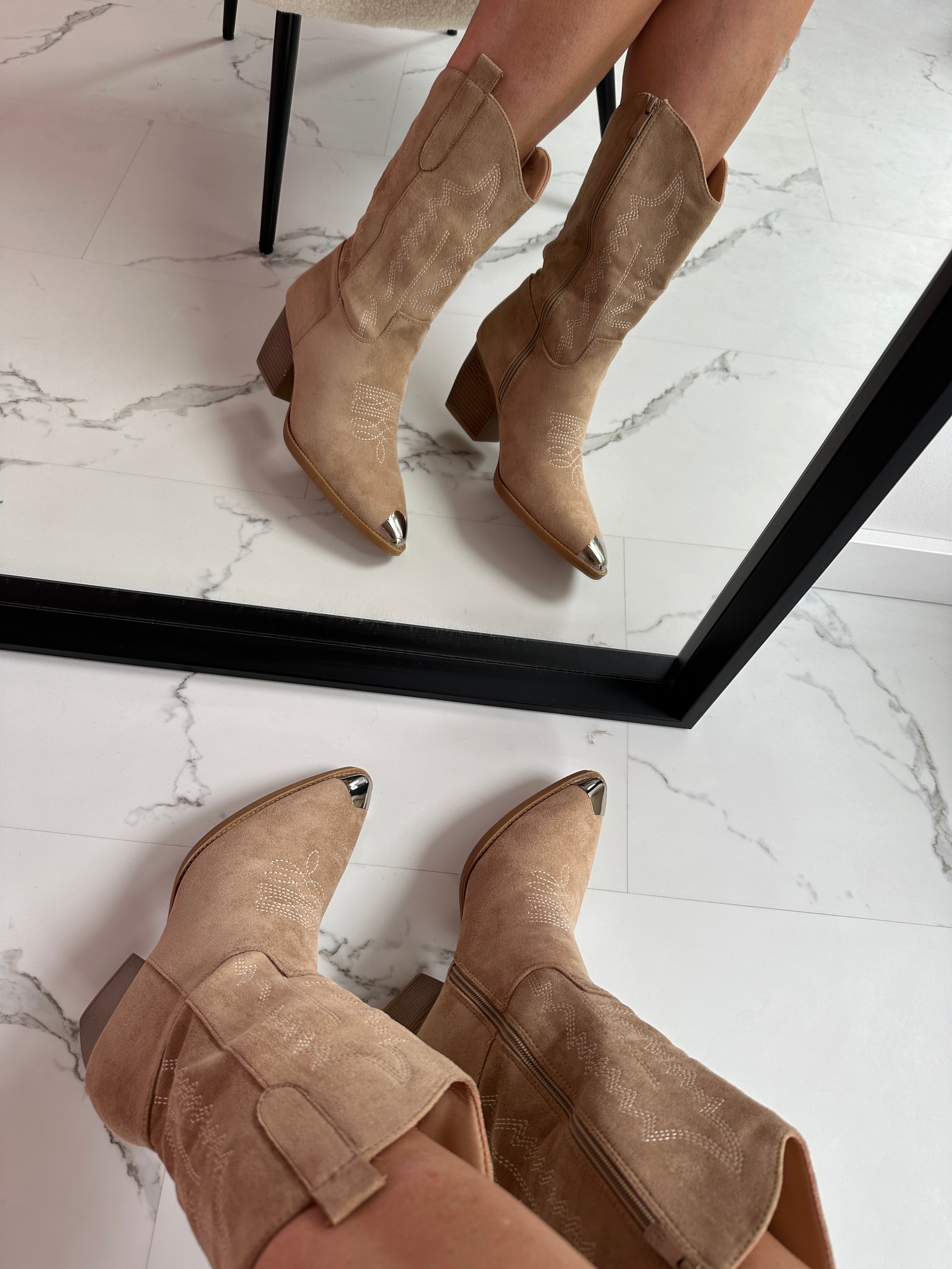 Valeria - Botines Western de Ante con Tacón Medio Premium