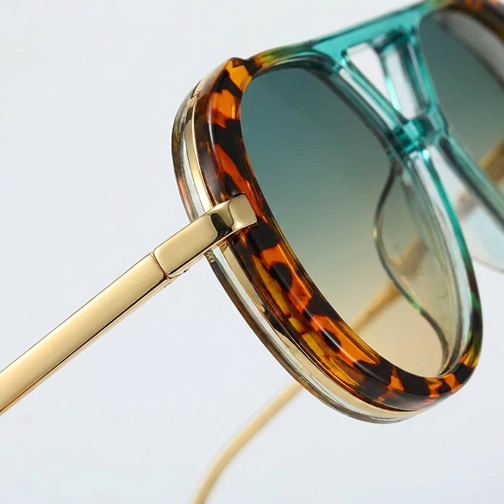 Detalle de bisagra dorada lentes de sol aviador Panther