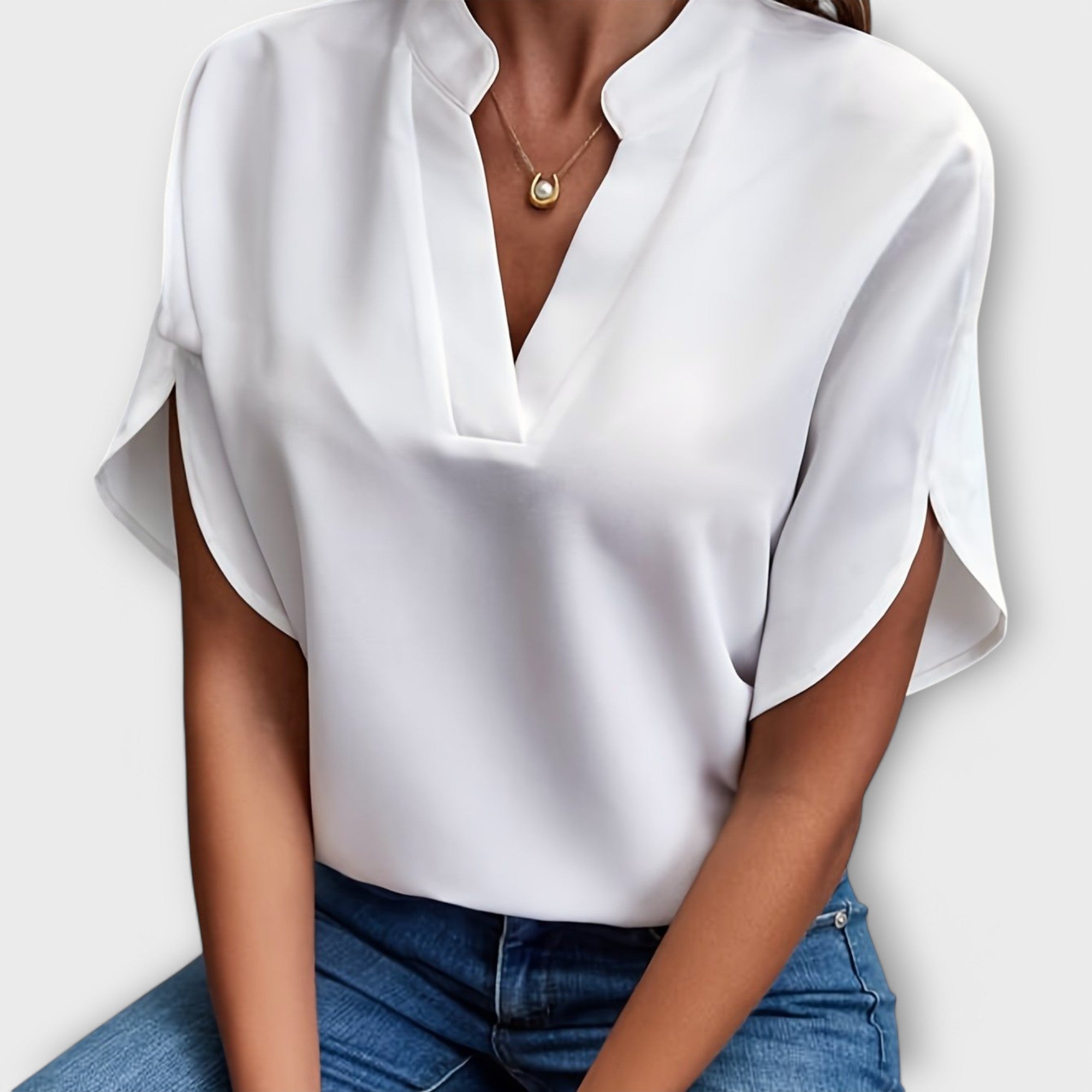 Camila - Blusa Minimalista de Cuello V Fluido Premium