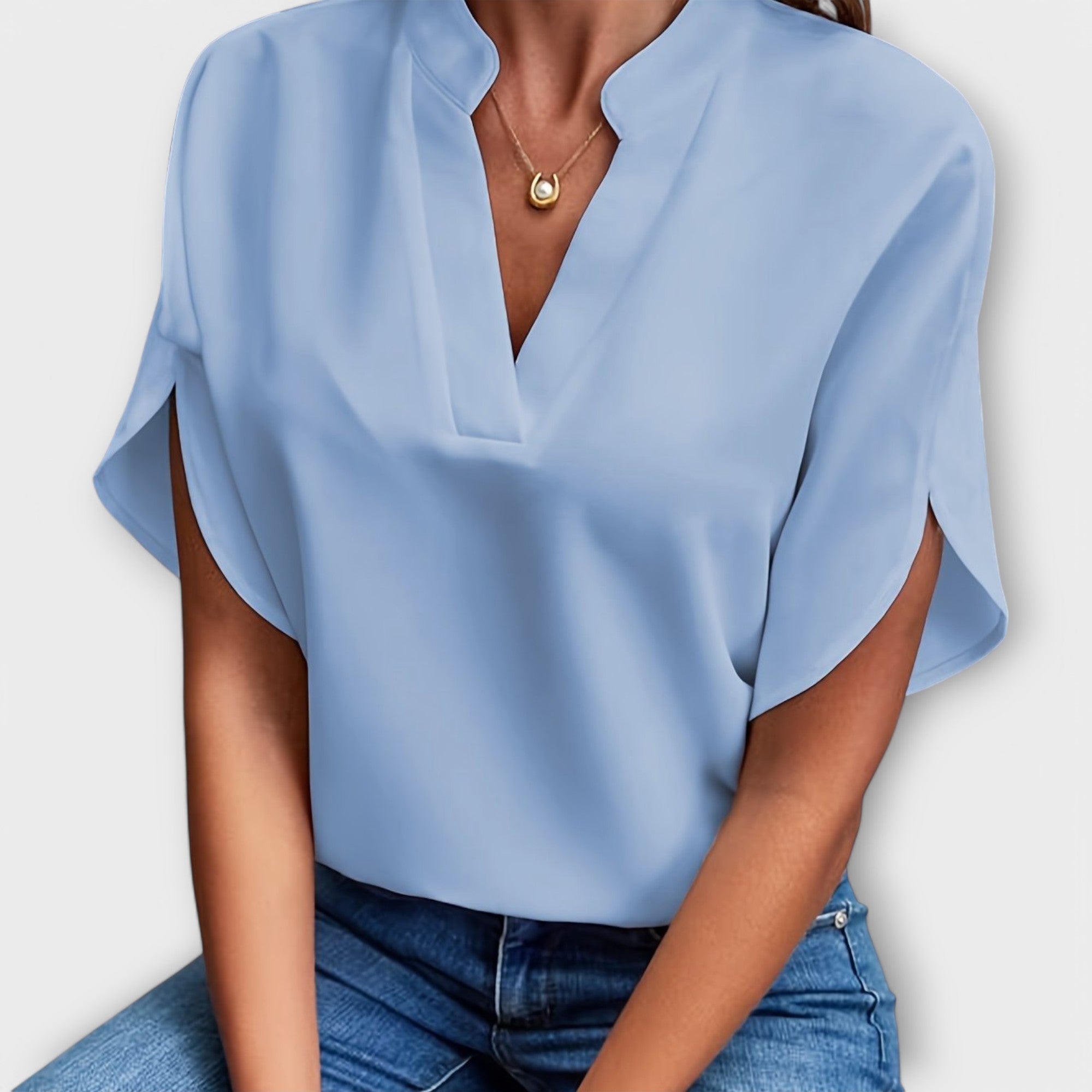 Camila - Blusa Minimalista de Cuello V Fluido Premium