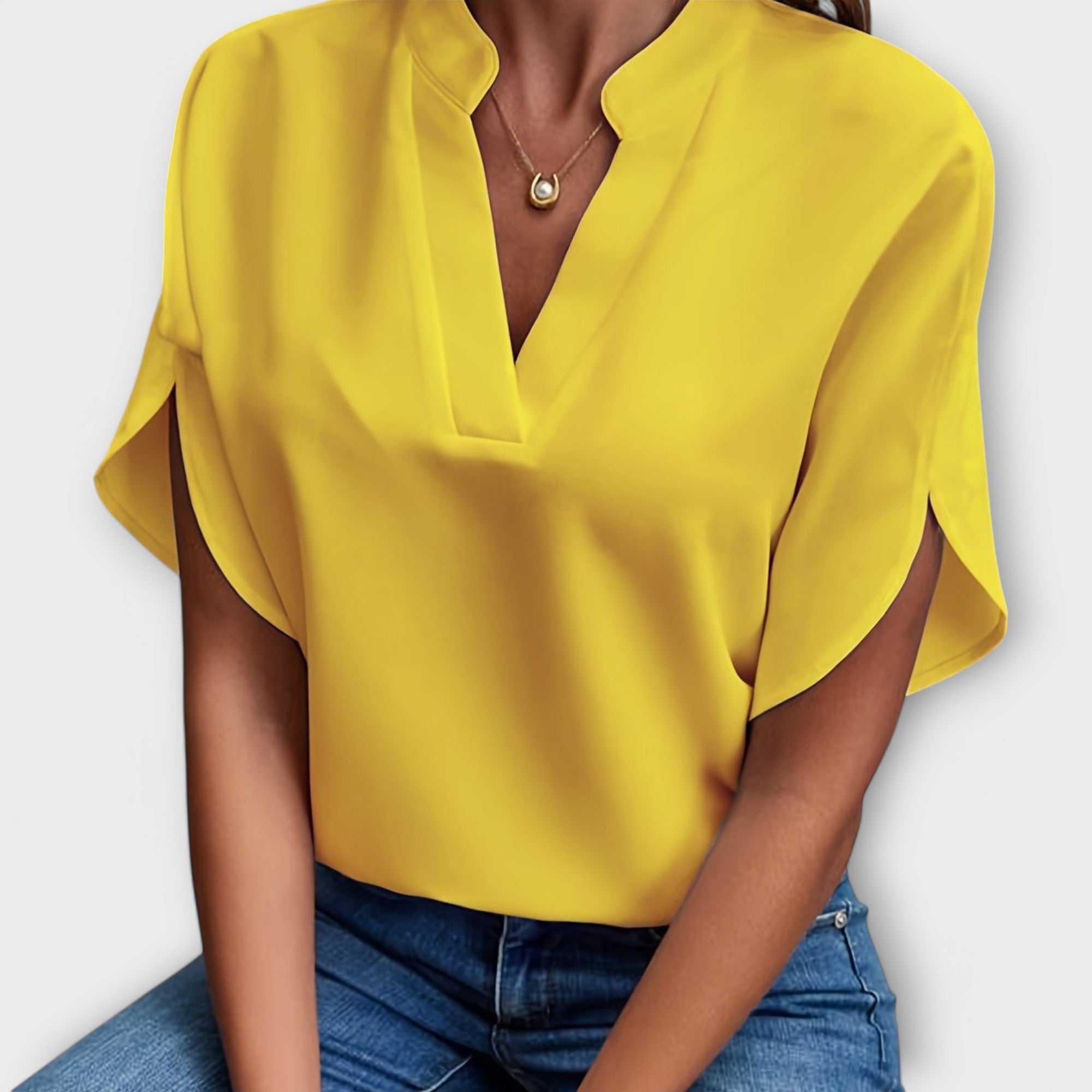 Camila - Blusa Minimalista de Cuello V Fluido Premium