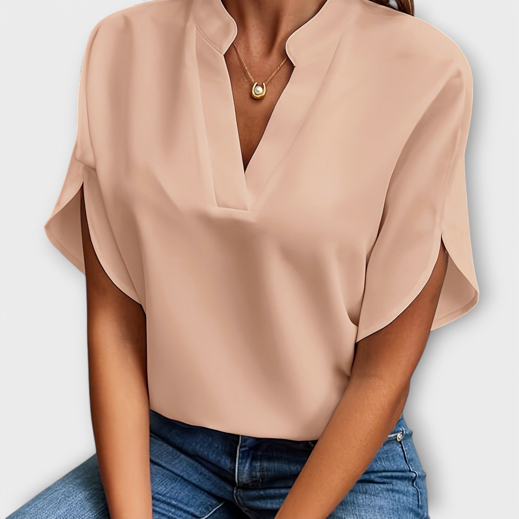 Camila - Blusa Minimalista de Cuello V Fluido Premium