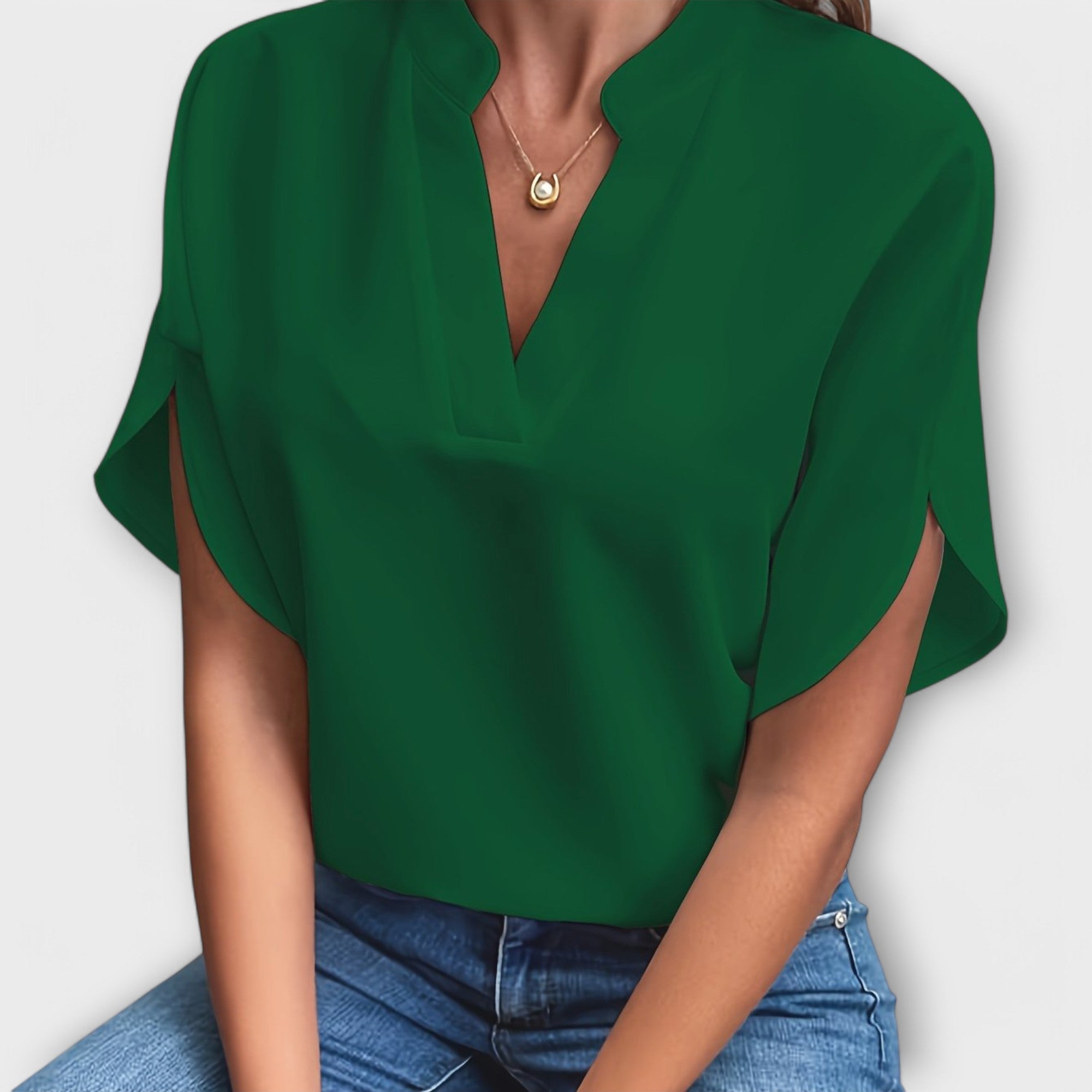 Camila - Blusa Minimalista de Cuello V Fluido Premium
