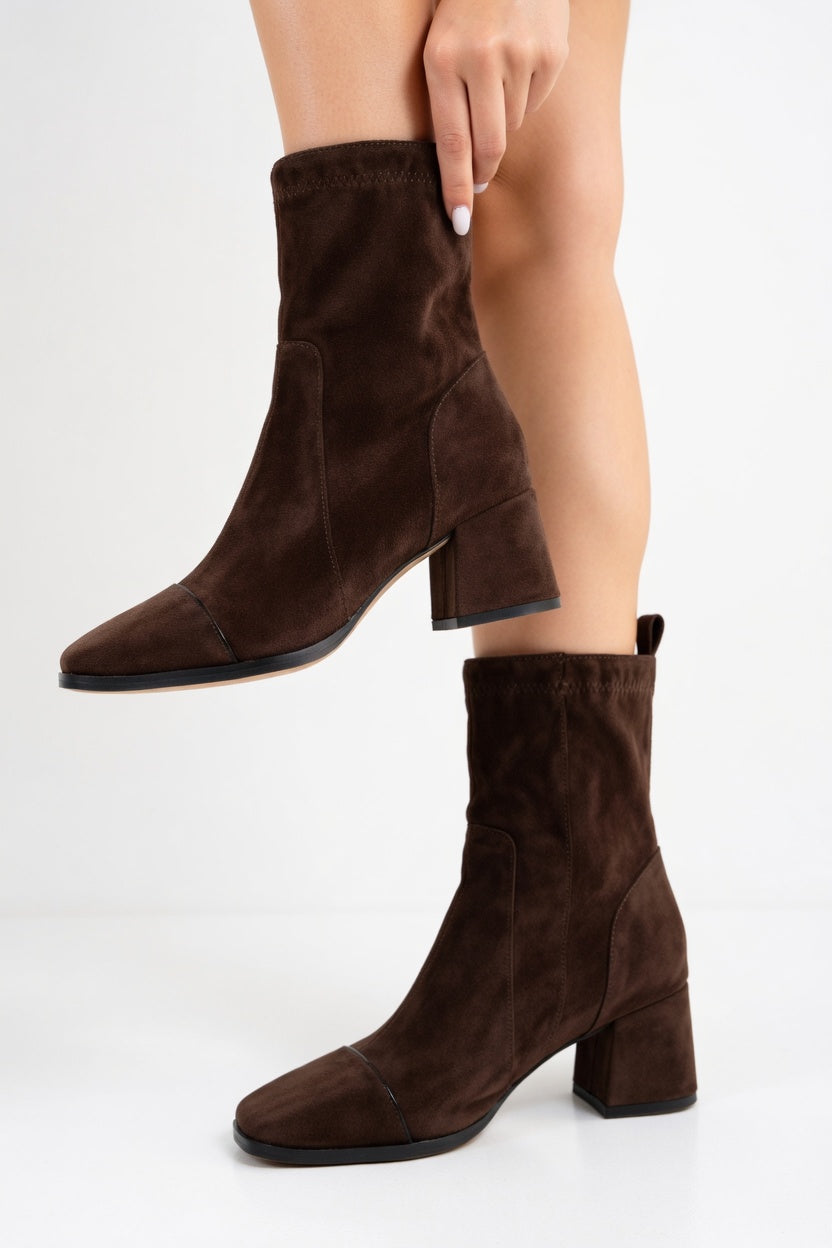 Isabella - Botines de Gamuza con Tacón Bajo y Diseño Minimalista Elegante